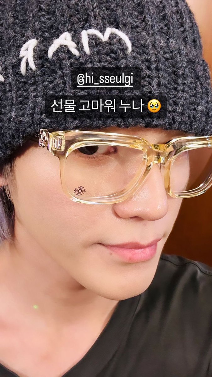 taeyeweon's tweet photo. 230712 taeoxo_nct instagram story
Seulgi gifted Taeyong a pair of glasses!

“@ hi_sseulgi
thank you for the gift noona 🥹” https://t.co/HW3pbHZW7Y