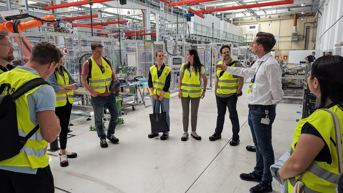 VDA_online's tweet photo. Der VDA war beim Betriebsausflug mit dem gesamten Team auf Tour - und dabei auch zu Gast bei @ZF_Group Getriebe Brandenburg GmbH. Vielen Dank für all die hintergründigen Insights in die Entwicklung und Fertigung von Getrieben. Tolle Einblicke, toller Tag! https://t.co/9VF7NCrkRe