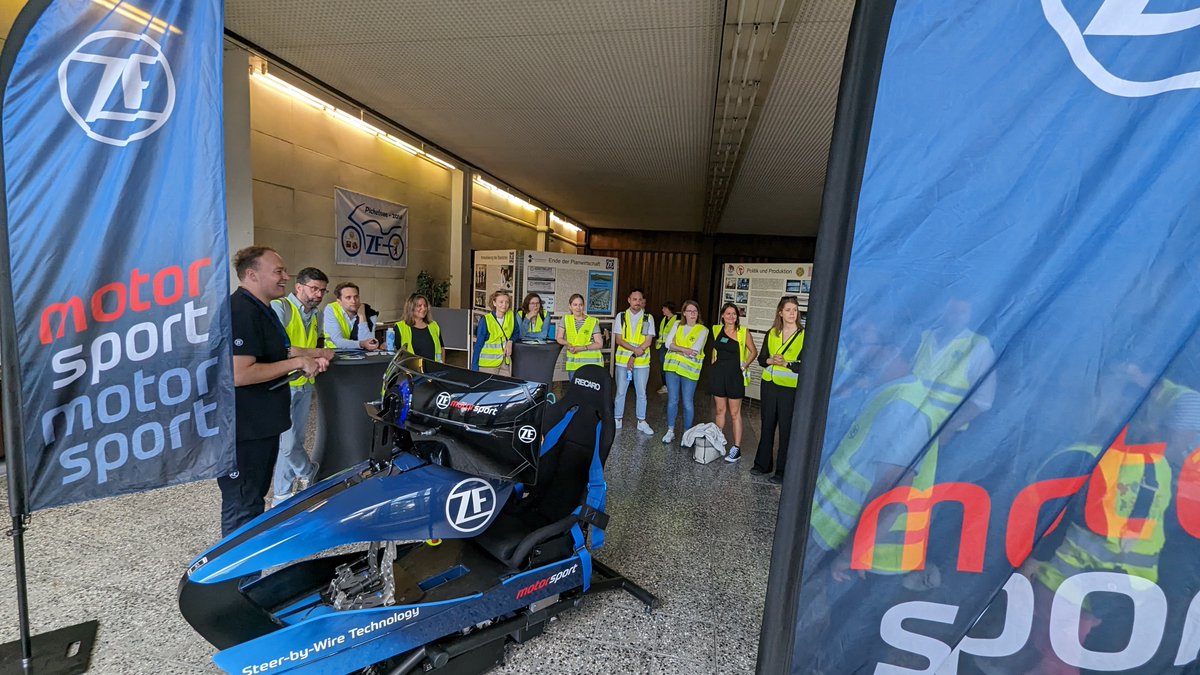 VDA_online's tweet photo. Der VDA war beim Betriebsausflug mit dem gesamten Team auf Tour - und dabei auch zu Gast bei @ZF_Group Getriebe Brandenburg GmbH. Vielen Dank für all die hintergründigen Insights in die Entwicklung und Fertigung von Getrieben. Tolle Einblicke, toller Tag! https://t.co/9VF7NCrkRe