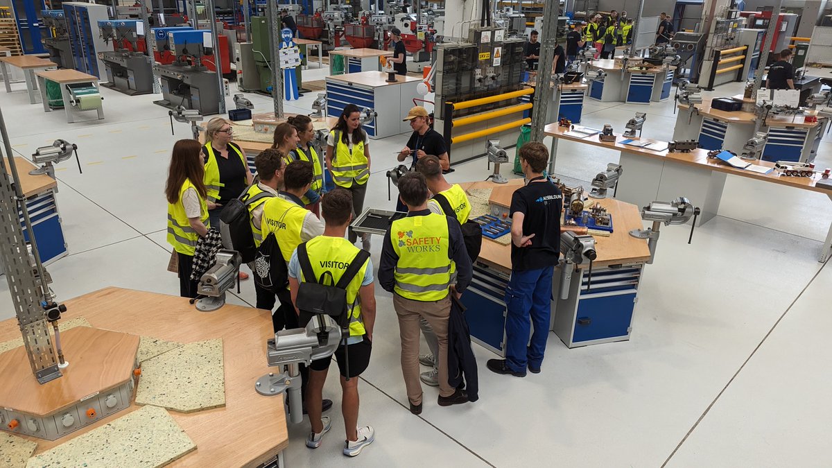 VDA_online's tweet photo. Der VDA war beim Betriebsausflug mit dem gesamten Team auf Tour - und dabei auch zu Gast bei @ZF_Group Getriebe Brandenburg GmbH. Vielen Dank für all die hintergründigen Insights in die Entwicklung und Fertigung von Getrieben. Tolle Einblicke, toller Tag! https://t.co/9VF7NCrkRe