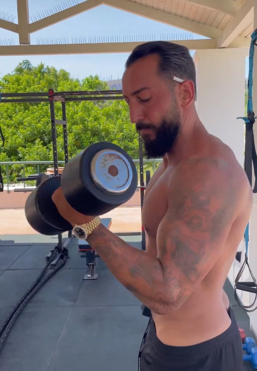 TRSportify's tweet photo. 🏋️‍♂️ Bir dönem Galatasaray'da da forma giyen Kostas Mitroglou yeni sezon öncesi bireysel çalışmalarına devam ediyor. 

🚭 Mitroglou'nun antrenman sırasında kulak arkasına koyduğu sigara sosyal medyada tartışılıyor. 

#mitroglou #hazirlik #transfer https://t.co/XN3a3Le85g