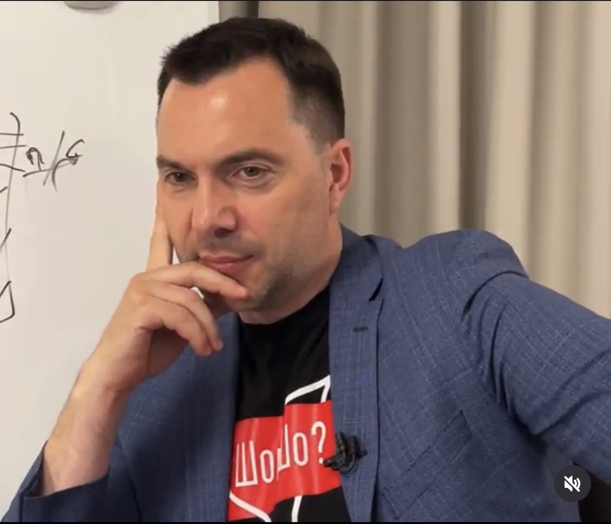 arestovych's tweet image. - То, что на Западе нынче - слабые лидеры, не способные принимать серьезные решения, не отменяет тот простой факт, что мы от этих лидеров зависим чуть более, чем полностью.

Наша главная ошибка, которая вчера пахнула нам в лицо жаром непоправимости, заключается в том, что мы…