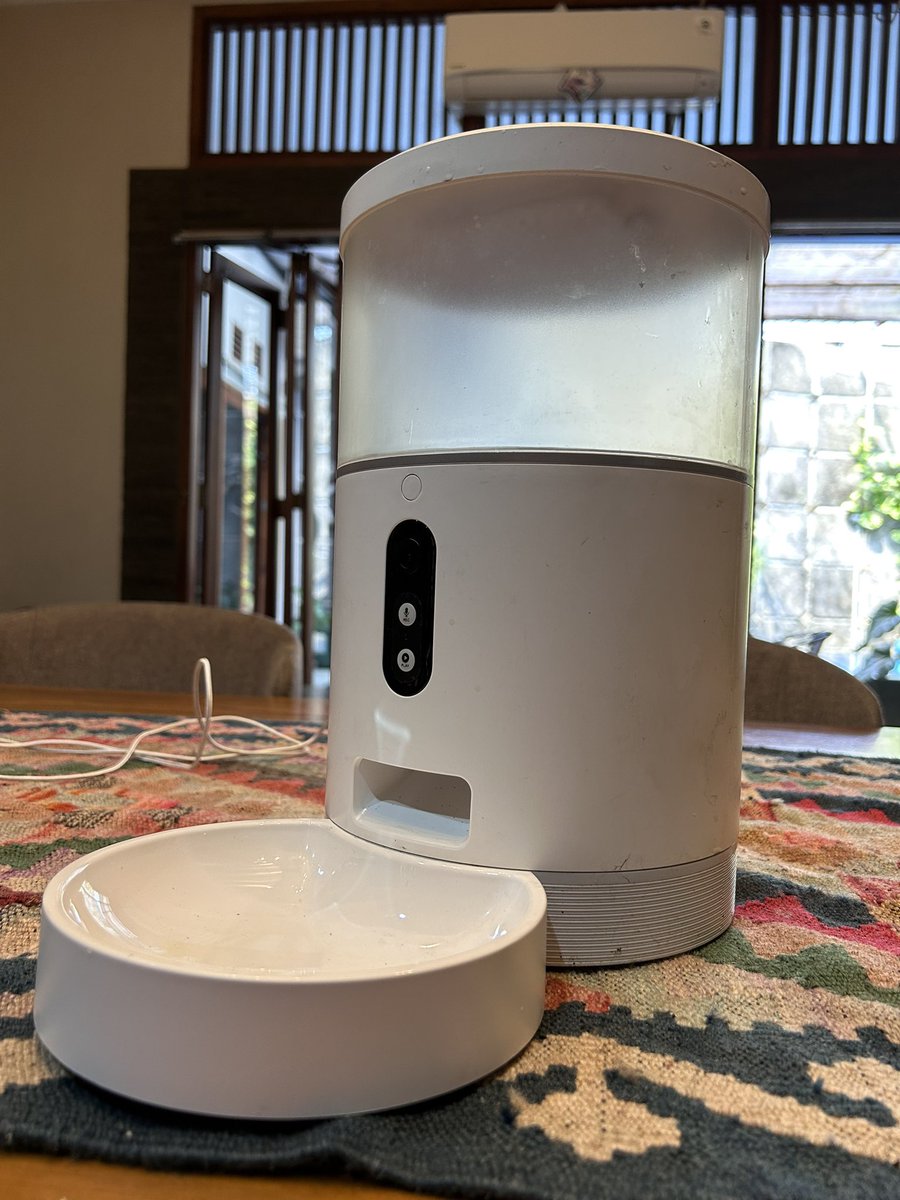 flawleurs's tweet photo. wts jual murah smart pet feeder acome ada kamera dan speakernya, bisa mantau anabul dari rumah

hb 1.2 hj 800k ajaa bisa shopee / cod jaktim 

#zonauang #zonajajan #zonabu https://t.co/AlsuESz2WK