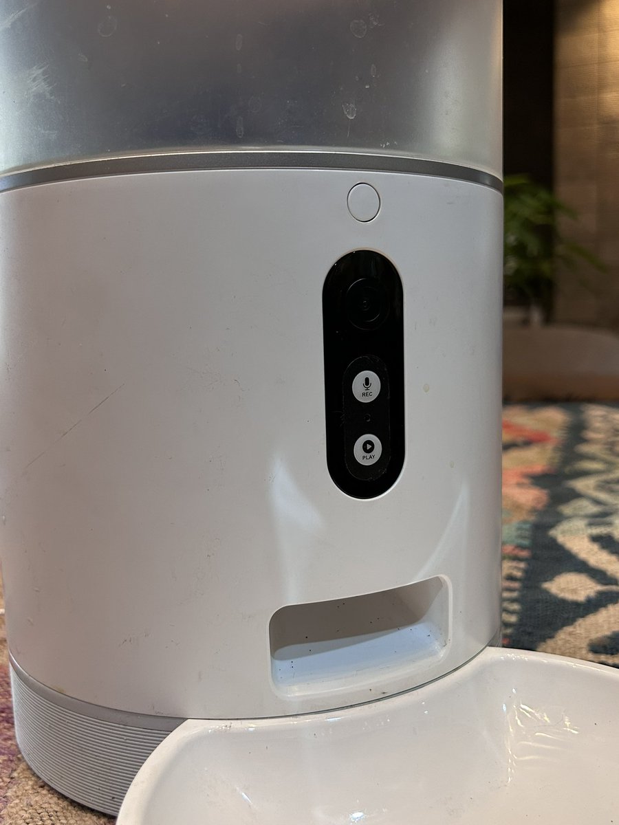 flawleurs's tweet photo. wts jual murah smart pet feeder acome ada kamera dan speakernya, bisa mantau anabul dari rumah

hb 1.2 hj 800k ajaa bisa shopee / cod jaktim 

#zonauang #zonajajan #zonabu https://t.co/AlsuESz2WK