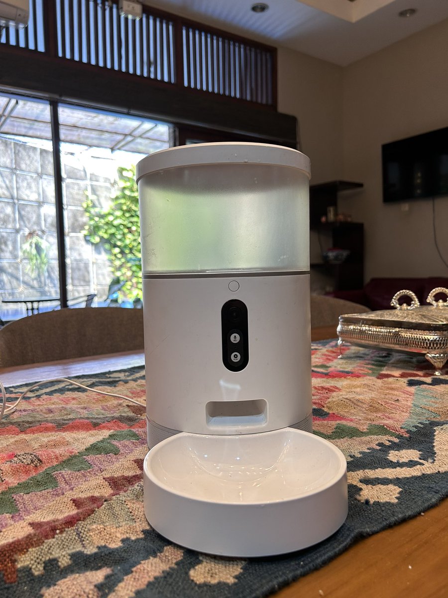 flawleurs's tweet photo. wts jual murah smart pet feeder acome ada kamera dan speakernya, bisa mantau anabul dari rumah

hb 1.2 hj 800k ajaa bisa shopee / cod jaktim 

#zonauang #zonajajan #zonabu https://t.co/AlsuESz2WK