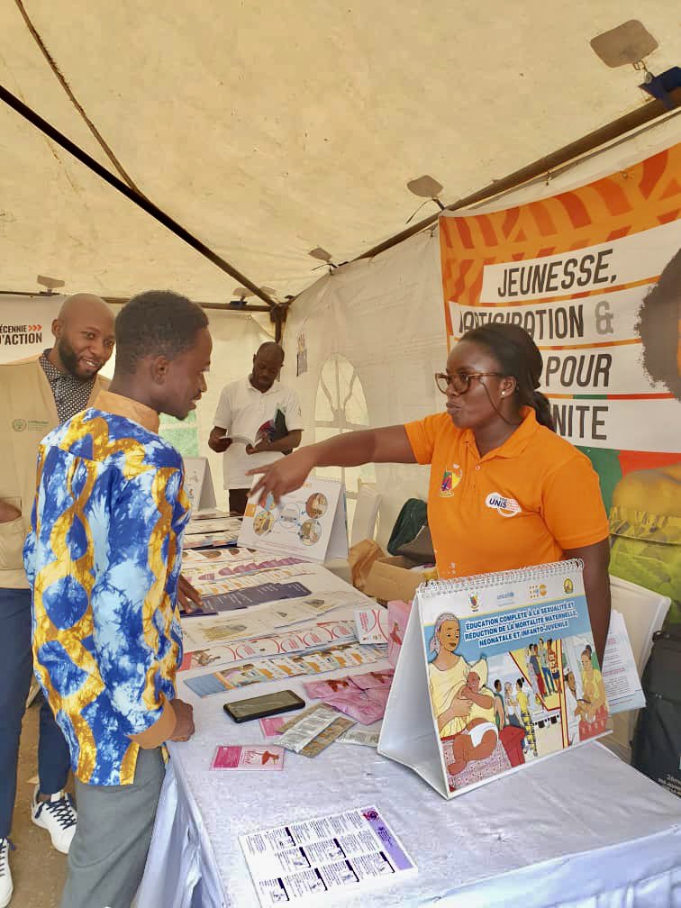UNFPACameroon's tweet photo. #JMP2023: Les Jeunes @Y3zeros &amp; @camnafaw237 sensibilisent leurs pairs de Nkongsamba sur le mandat de @UNFPA, le leadership jeune,les différentes méthodes de contraception moderne &amp; la prévention des différentes formes de #VBG dont les #féminicides &amp; #MGF

#Nkongsamba
#8Billion https://t.co/Af6vCqmyVt