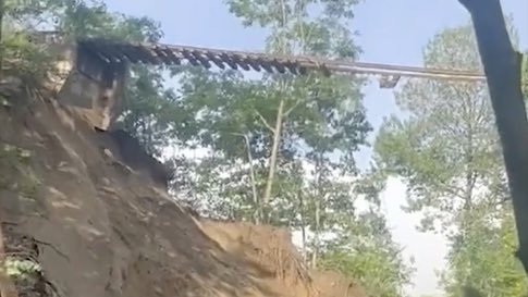 Train Tracks Dangle Precariously In Wake Of Floods

From The Weather Channel iPhone App Glad Someone Caught This https://t.co/O4prfBSH4y https://t.co/36L0PaVxSw