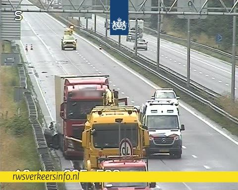 ton_aarts's tweet photo. Wéér een Tesla achterop een vrachtwagen gereden. Op een rechte weg, als een blinde mol

En wéér een dode Tesla bestuurder, 27 jaar

Het is ongelofelijk en triest dat @RDW en @ministerieJenV niets eraan doen. Het gewoon laten gaan.

Een overzicht, van Tesla's en vrachtwagens:
1/x https://t.co/HkRMEE9eeo