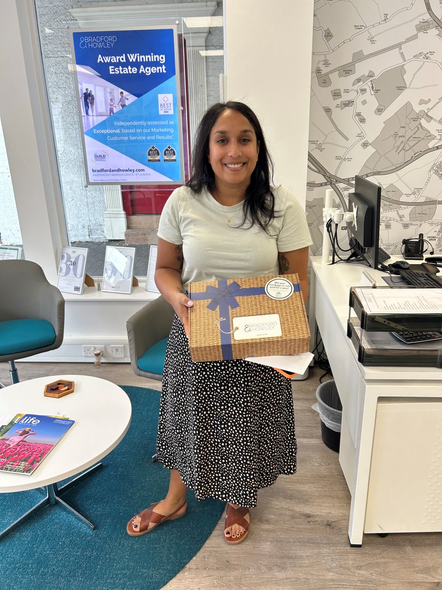A happy client collecting their keys and Bradford &amp; Howley goodie box. We hope you enjoy your new home! 🔑🏡

#happycustomer #newhome #stalbans #harpenden #marshalswick