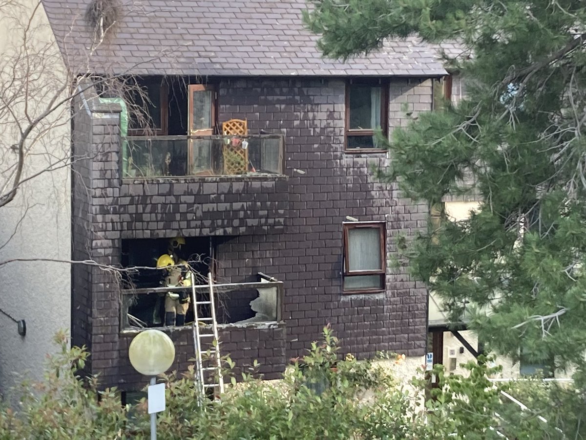 C_Dearden's tweet image. Fire in a flat in block of sheltered accommodation for older people called Twr Llewelyn in Conwy.  No official word on casualties, but ambulance treating one man.