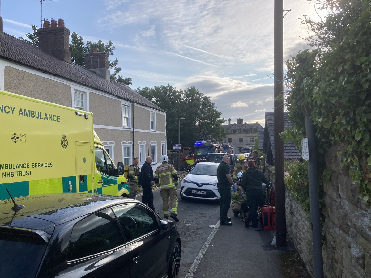 C_Dearden's tweet image. Fire in a flat in block of sheltered accommodation for older people called Twr Llewelyn in Conwy.  No official word on casualties, but ambulance treating one man.