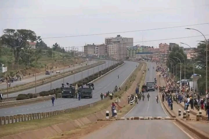 kim_yoanakim's tweet photo. That Mzee Raila Odinga is sabotaging the country's economy at will as the government watches hopelessly!

The Government that cannot protect its citizens against Raila's Manufactured Manipulation has no business being in power.  @StateHouseKenya
@rigathi 
#Tumechoka  #ArrestRaila https://t.co/yrr3MgXXQ7