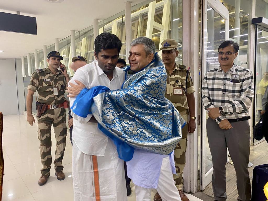 KumarVisha16841's tweet photo. रेल मंत्री जी रेलवे अपरेंटिस वर्षो से आप के एक आदेश का इंतिजार कर रहे है आप से अनुरोध है की #सीधीभर्ती के तहत नौकरी दे 🙏
#सीधीभर्ती
#RailApprentice
#Seniority
@PMOIndia
@AshwiniVaishnaw
@annamalai_k
@DoPTGoI
@NITIAayog
@nitin_gadkari
@aajtak
@ABPNews
@IR_CRB
@AmitShah https://t.co/jQATWGWIcb
