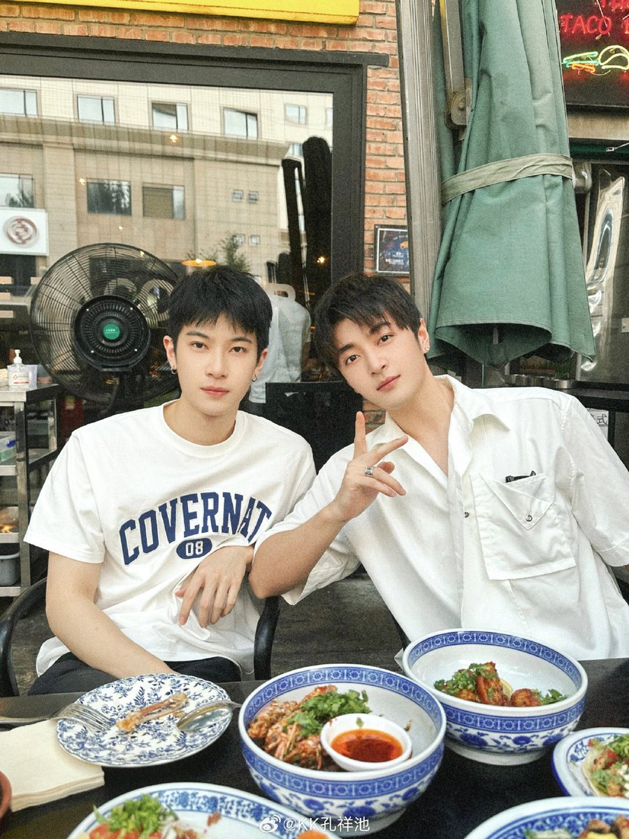 เห็นพี่kkไปกินข้าวกับเมี่ยนแล้วก็คิดถึงพี่ๆเดอะแก๊งค์เล่ยถิงกาปา ไม่ได้พี่Ianก็ป่วย วันนี้น้องมีsolo แล้วพี่ๆคงภูมิใจในตัวน้องน้อยมากๆ