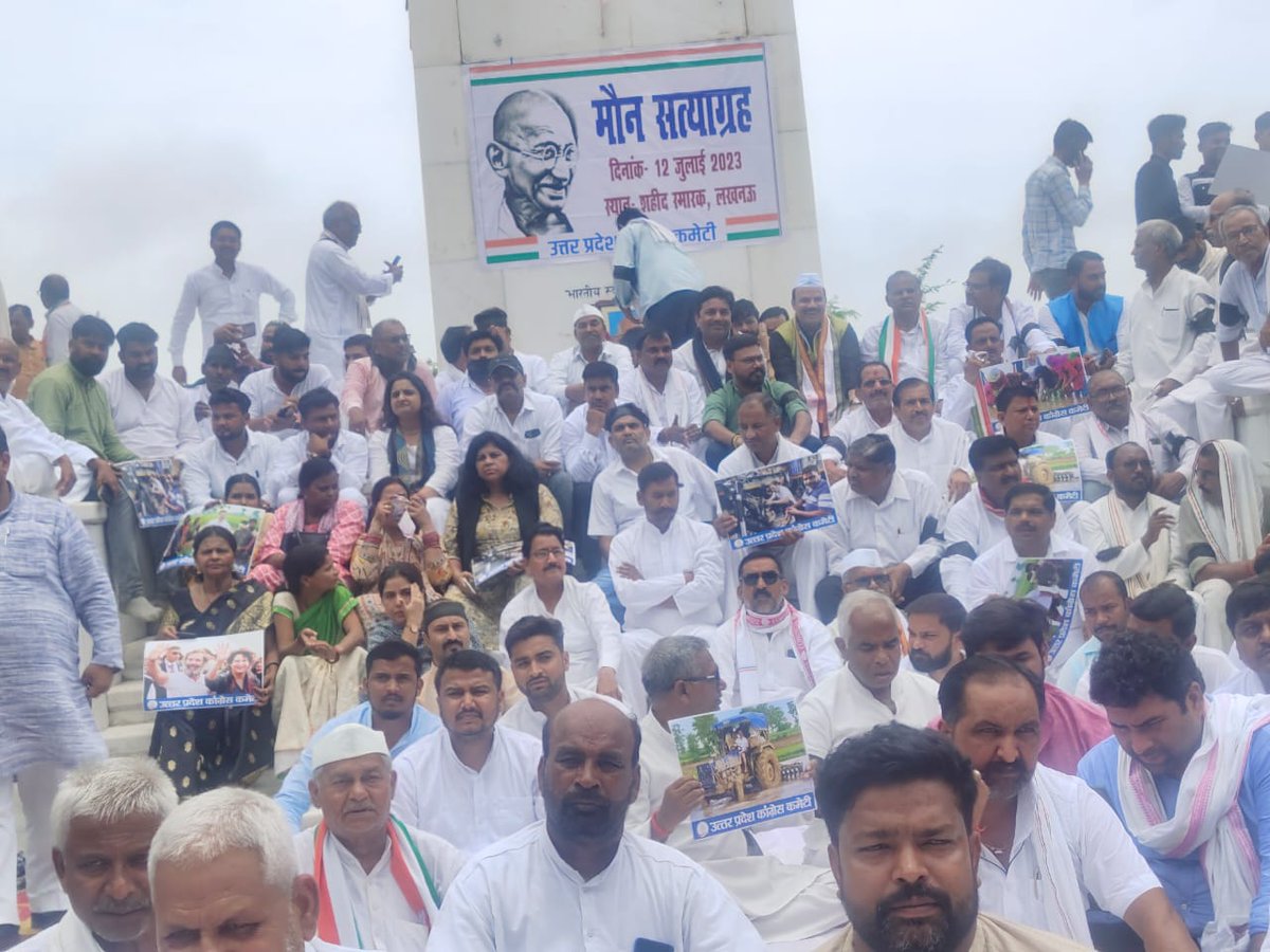 LalanKumarINC's tweet photo. मौन सत्याग्रह, शहीद स्मारक (लखनऊ)।

सत्ताधारी तानाशाह सरकार के ख़िलाफ़ मौन सत्याग्रह ��ारी है, सत्य की आवाज़ को दबाने का हर प्रयास विफल होगा। 

शहीद स्मारक (लखनऊ) में उत्तर प्रदेश कांग्रेस कमेटी अध्यक्ष @KhabriINC जी एवं प्रांतीय अध्यक्ष नसीमुद्दीन सिद्धकी जी की उपस्थिति में महत्मा गांधी जी की प्रतिमा पर पुष्प अर्पित कर ग़रीबों, मज़दूरों एवं आम जनता की आवाज़ उठा रहे हैं हमारे नेता श्री @RahulGandhi जी के समर्थन में मौन सत्याग्रह का हुआ आग़ाज़।

न डरे है, न डरेंगे... लड़ते रहे है, लड़ते रहेंगे।।

#Congress #RahulGandhi
