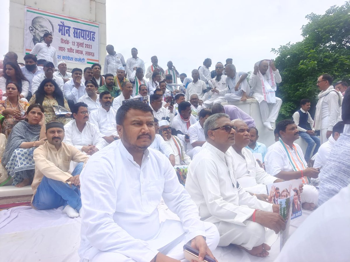 LalanKumarINC's tweet photo. मौन सत्याग्रह, शहीद स्मारक (लखनऊ)।

सत्ताधारी तानाशाह सरकार के ख़िलाफ़ मौन सत्याग्रह ��ारी है, सत्य की आवाज़ को दबाने का हर प्रयास विफल होगा। 

शहीद स्मारक (लखनऊ) में उत्तर प्रदेश कांग्रेस कमेटी अध्यक्ष @KhabriINC जी एवं प्रांतीय अध्यक्ष नसीमुद्दीन सिद्धकी जी की उपस्थिति में महत्मा गांधी जी की प्रतिमा पर पुष्प अर्पित कर ग़रीबों, मज़दूरों एवं आम जनता की आवाज़ उठा रहे हैं हमारे नेता श्री @RahulGandhi जी के समर्थन में मौन सत्याग्रह का हुआ आग़ाज़।

न डरे है, न डरेंगे... लड़ते रहे है, लड़ते रहेंगे।।

#Congress #RahulGandhi
