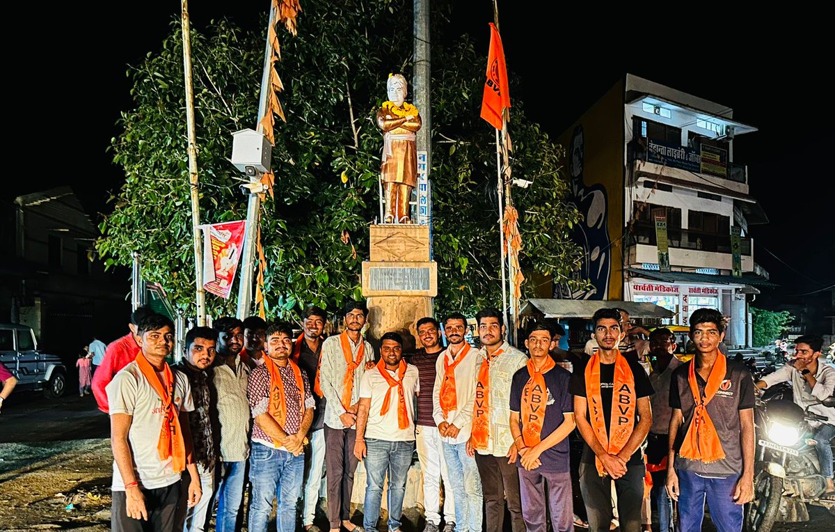 abvpbhinmal's tweet photo. अभाविप भीनमाल ईकाई द्वारा #NationalStudentsDay की पूर्व संध्या पर स्वामी विवेकानन्द जी की प्रतिमा पर दुग्धाभिषेक, माल्यार्पण,आतिशबाजी कर मनाया गया।
#ABVP75
#abvp #jnvu #jodhpurmahanahar
#jodhpur #ABVP75Years
#ABVPJodhpurPrant https://t.co/wNCNCOa83l