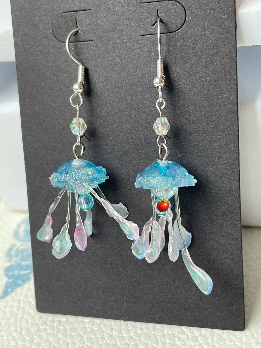 apfel_Candy01's tweet photo. #レジンアクセサリー #作品進歩 #作品 
#レジン #海月 #海月ピアス #海の生き物 #海の日 #夏に願いを #lanoshka https://t.co/wRvZxWE0Bh