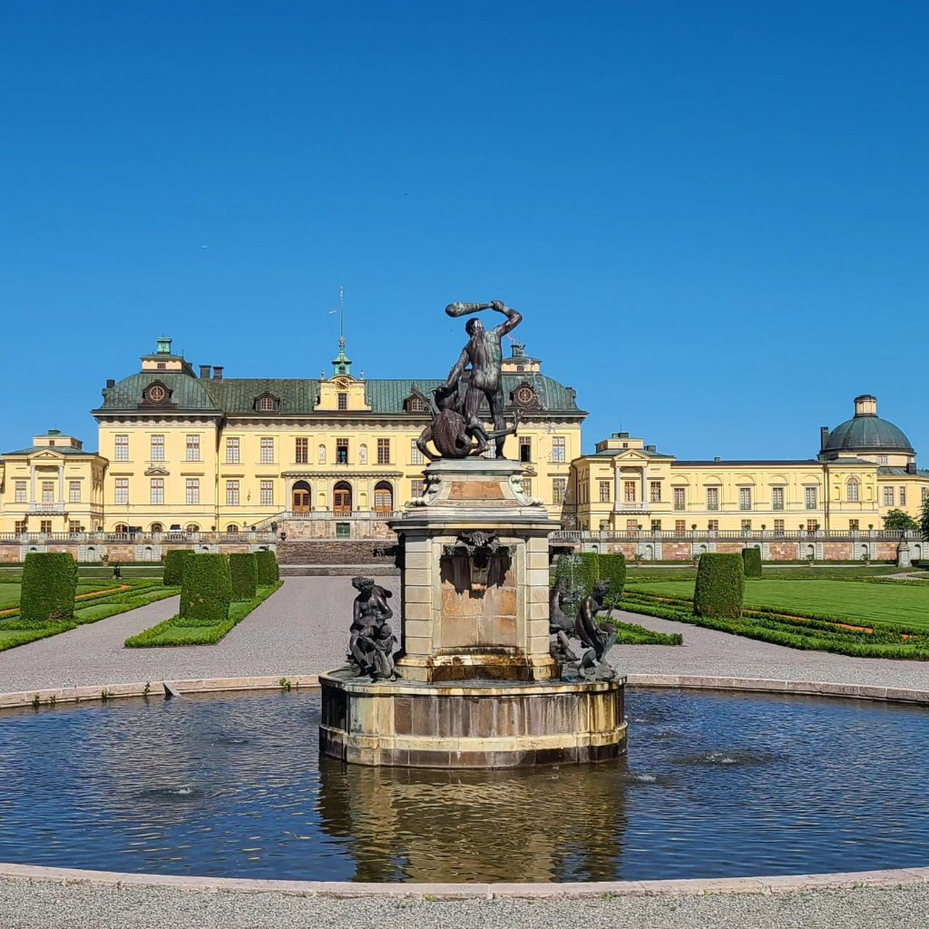 Hobletsonthego's tweet image. Drottningholm Palace is one of Sweden&apos;s Royal Palaces and is a #UNESCO World Heritage site. We arrived here towards the end of a lovely sunny day after the crowds had left - which was perfect. The house and gardens are beautiful.

#Sweden #drottningholm