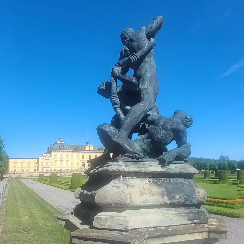 Hobletsonthego's tweet image. Drottningholm Palace is one of Sweden&apos;s Royal Palaces and is a #UNESCO World Heritage site. We arrived here towards the end of a lovely sunny day after the crowds had left - which was perfect. The house and gardens are beautiful.

#Sweden #drottningholm