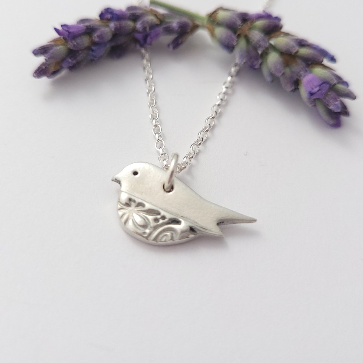 Flutterbuyzstu1's tweet image. My newest design is this cute robin bird pendant in sterling silver.
It features a textured breast.
Measuring 1.1cm width and 2.1cm in length.

flutterbuyzstudio.com/products/sterl…

#jewellery
#handmadegifts #WednesdayMotivation 
#bird