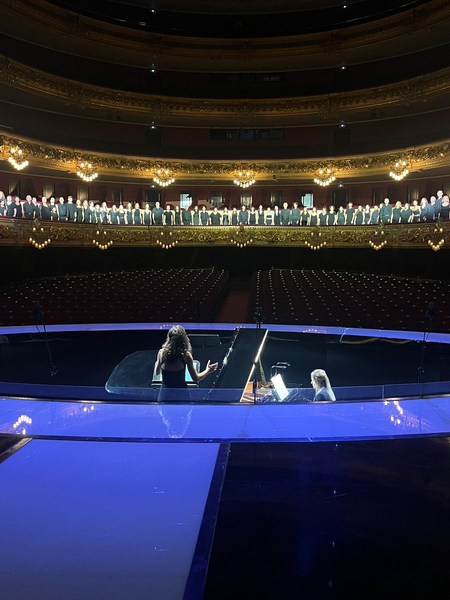 Dirigint un dels fragments més emocionants de la "Gata Perduda" ...morir lluny és morir dues vegades... la música de @arnautordera i la lletra de la <a href="/szpunberg/">Victoria Szpunberg</a> s'han d'escoltar amb atenció per què dins hi han milers de missatges sobre la humanitat, un veritable tresor.