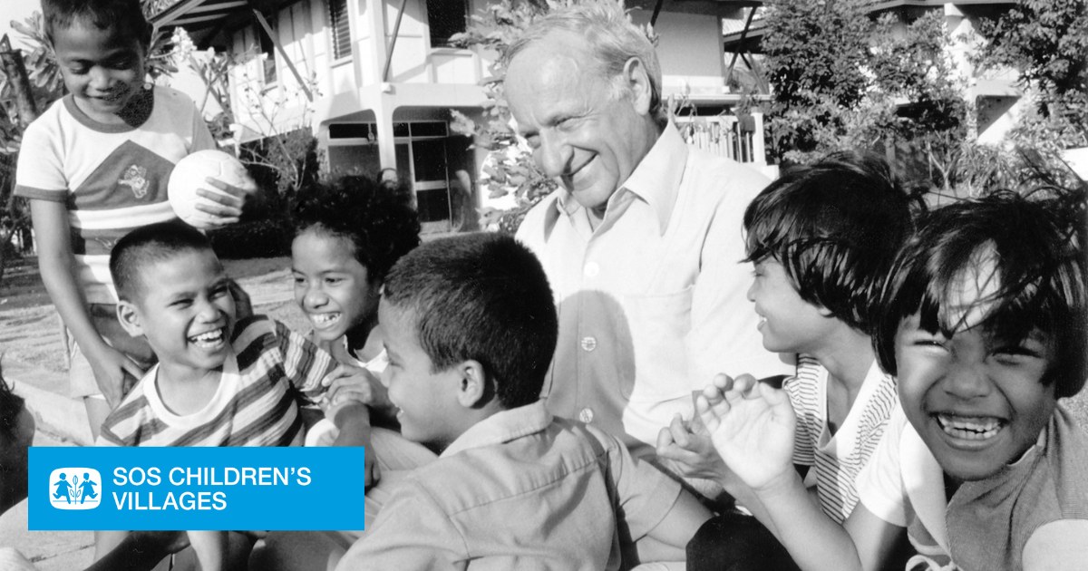 "𝐂𝐡𝐚𝐪𝐮𝐞 𝐠𝐫𝐚𝐧𝐝𝐞 𝐜𝐡𝐨𝐬𝐞 𝐝𝐚𝐧𝐬 𝐥𝐞 𝐦𝐨𝐧𝐝𝐞 𝐧𝐞 𝐬𝐞 𝐫𝐞́𝐚𝐥𝐢𝐬𝐞 𝐪𝐮𝐞 𝐥𝐨𝐫𝐬𝐪𝐮𝐞 𝐪𝐮𝐞𝐥𝐪𝐮'𝐮𝐧 𝐟𝐚𝐢𝐭 𝐩𝐥𝐮𝐬 𝐪𝐮'𝐢𝐥 𝐧'𝐚 𝐚̀ 𝐟𝐚𝐢𝐫𝐞" – Hermann Gmeiner, fondateur de SOS Villages d'enfants.
📷 shorturl.at/ozAR3