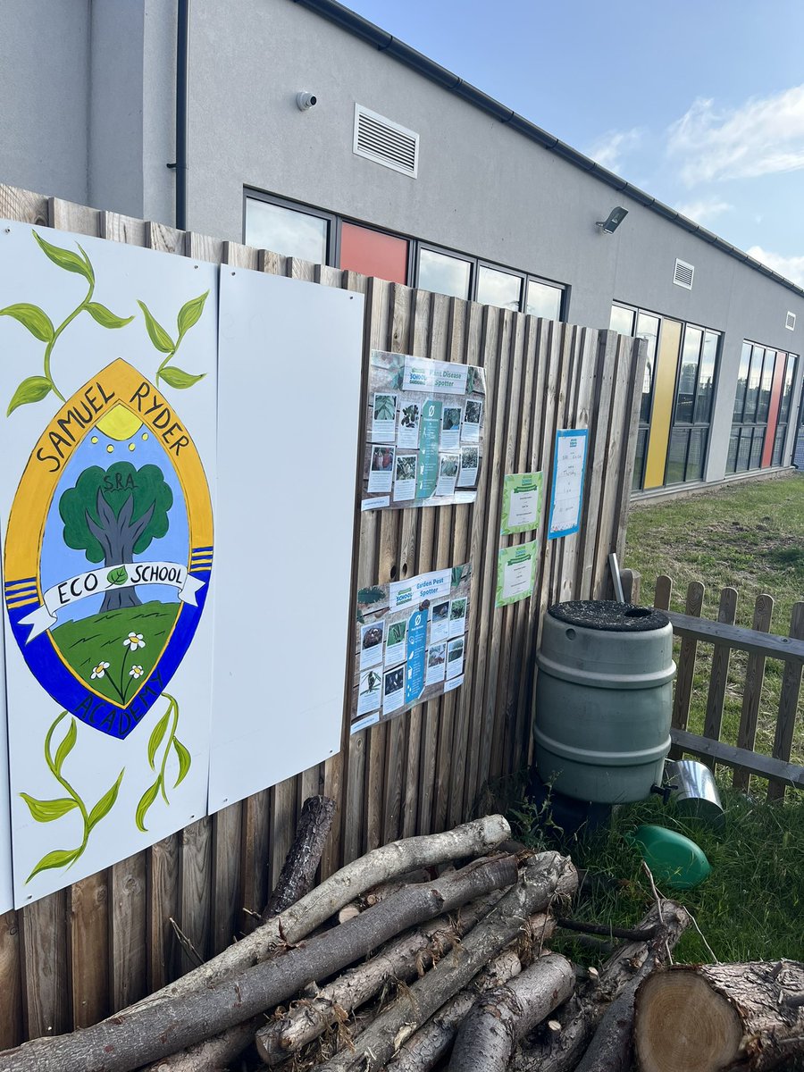 We love our new eco mural designed by a year 5 student in <a href="/SRAPrimary/">SRA Primary</a> and painted by <a href="/SRA_Art_/">SRA Art</a> ❤️