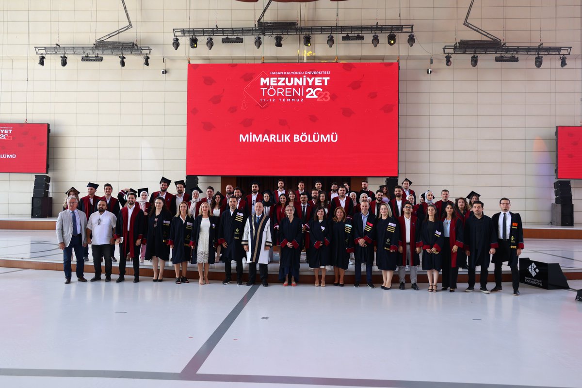 hkunv's tweet photo. Bugün Günlerden HKÜ #HKÜ2023 🎓

HKÜ Güzel Sanatlar ve Mimarlık Fakültesi, mezunlarını uğurluyor...

Sanatın ve mimarının büyülü dünyasında yetişen yeni mezunlarımızın macerası, bugün yeni bir sayfa açıyor. Hasan Kalyoncu Üniversitesi Güzel Sanatlar ve Mimarlık Fakültesi'nden mezun olan öğrencilerimizi kutluyor, yaratıcılıkları ve özgün vizyonlarıyla gelecekteki başarılarına şimdiden şahit olmaktan gurur duyuyoruz.🎨🏛️✨  

#hkunv #HKÜ2023 #MezuniyetTöreni #GüzelSanatlarveMimarlıkFakültesi
