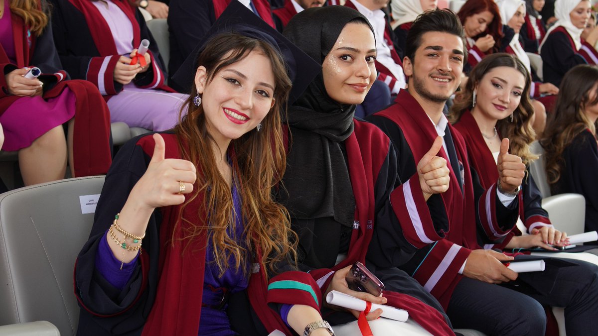 hkunv's tweet photo. Bugün Günlerden HKÜ #HKÜ2023 🎓

HKÜ Güzel Sanatlar ve Mimarlık Fakültesi, mezunlarını uğurluyor...

Sanatın ve mimarının büyülü dünyasında yetişen yeni mezunlarımızın macerası, bugün yeni bir sayfa açıyor. Hasan Kalyoncu Üniversitesi Güzel Sanatlar ve Mimarlık Fakültesi'nden mezun olan öğrencilerimizi kutluyor, yaratıcılıkları ve özgün vizyonlarıyla gelecekteki başarılarına şimdiden şahit olmaktan gurur duyuyoruz.🎨🏛️✨  

#hkunv #HKÜ2023 #MezuniyetTöreni #GüzelSanatlarveMimarlıkFakültesi