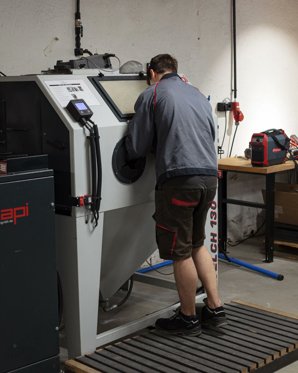 gatespacesys's tweet image. Remember us in the workshop #welding last week?🔥 
Now to the most satisfying step – the #sandblasting cabin💨 
With a powerful spray jet of sand, we get rid of residues from the welding and create the perfect finish for our next step in building #spacemobility solutions 🛰️