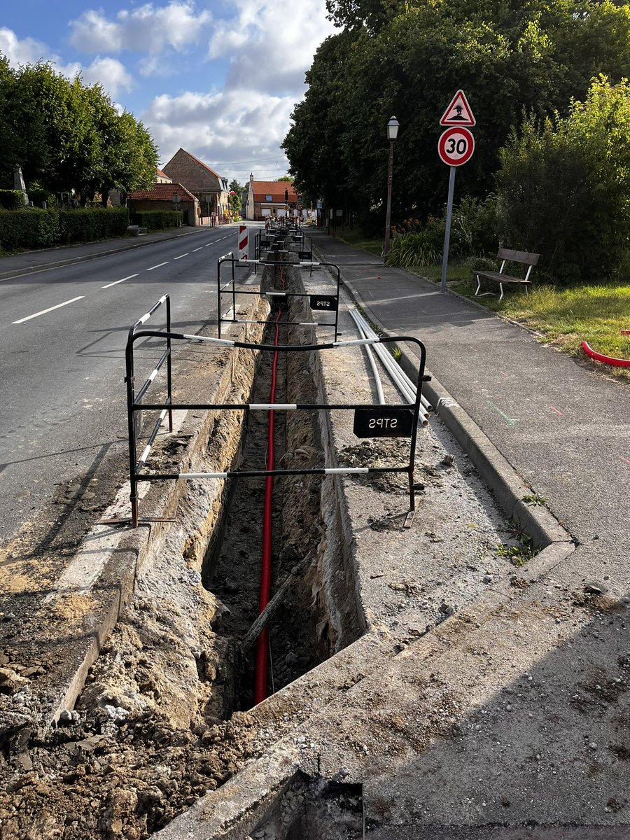 EnergieFlandre's tweet photo. En direct - le chantier d’enfouissement des réseaux à #Bierne
✅ résorption des fils nus
✅ éclairage public led
▶️ amélioration du cadre de vie
▶️un chantier @siecf avec le soutien d’@enedis_npdc
▶️réalisé par le groupement @CiteosOfficial #Stps et #FlashEnergies
#Flandre https://t.co/zqFEIWOkip