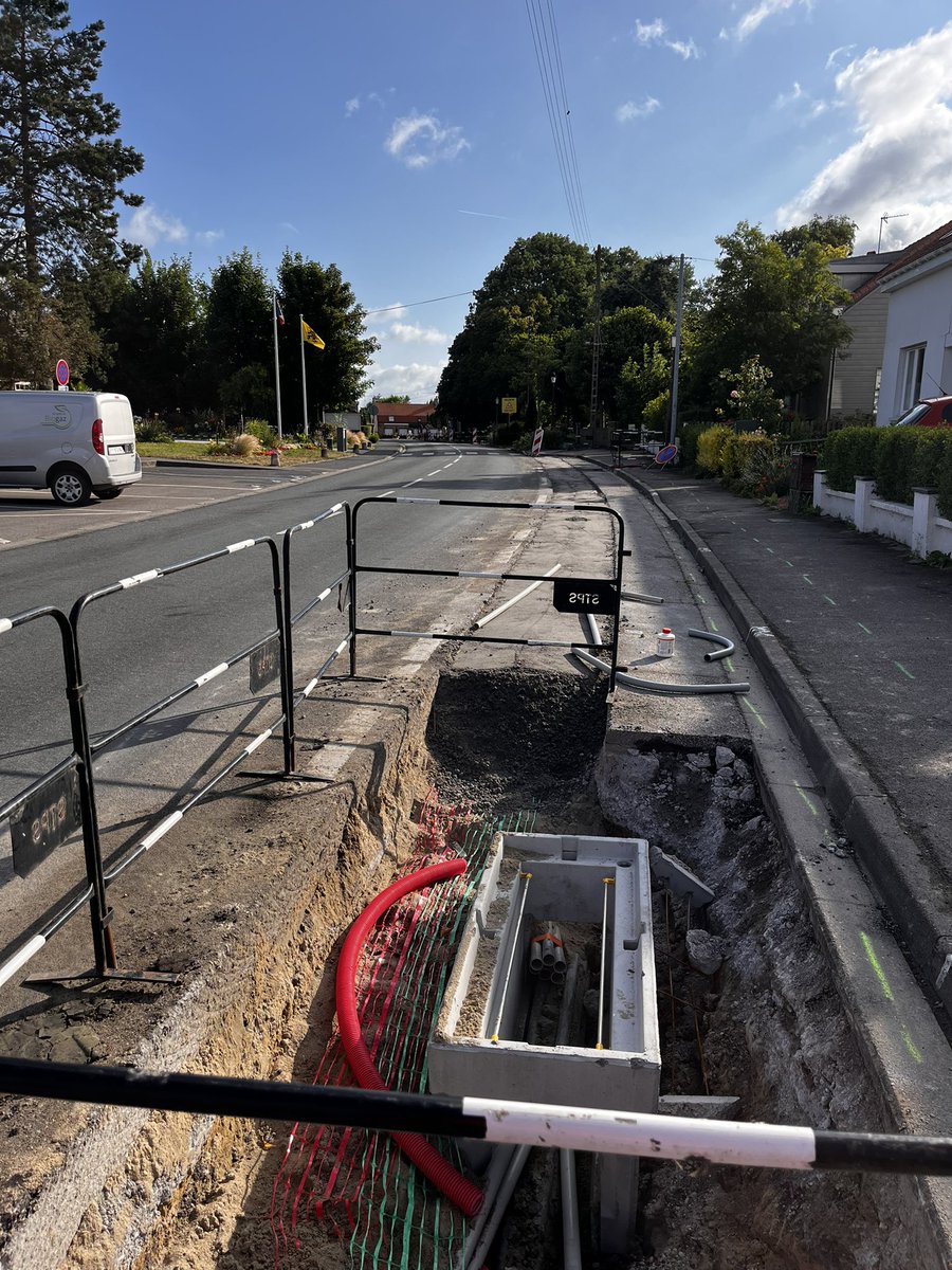 EnergieFlandre's tweet photo. En direct - le chantier d’enfouissement des réseaux à #Bierne
✅ résorption des fils nus
✅ éclairage public led
▶️ amélioration du cadre de vie
▶️un chantier @siecf avec le soutien d’@enedis_npdc
▶️réalisé par le groupement @CiteosOfficial #Stps et #FlashEnergies
#Flandre https://t.co/zqFEIWOkip