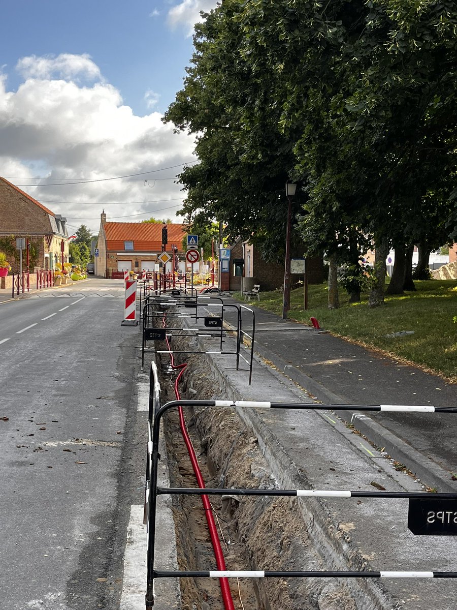 EnergieFlandre's tweet photo. En direct - le chantier d’enfouissement des réseaux à #Bierne
✅ résorption des fils nus
✅ éclairage public led
▶️ amélioration du cadre de vie
▶️un chantier @siecf avec le soutien d’@enedis_npdc
▶️réalisé par le groupement @CiteosOfficial #Stps et #FlashEnergies
#Flandre https://t.co/zqFEIWOkip