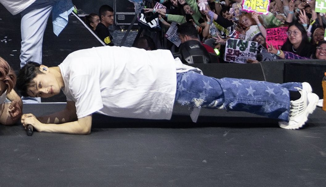 merlynsie's tweet photo. ก็แพลงก์บนเวทีไปเลยคับ แต่ทำไมมาร์คทำละดูชิลจังอะ 😭😭 แข็งแรงโคสๆเลยคับคุณ https://t.co/US5vlsVAt5