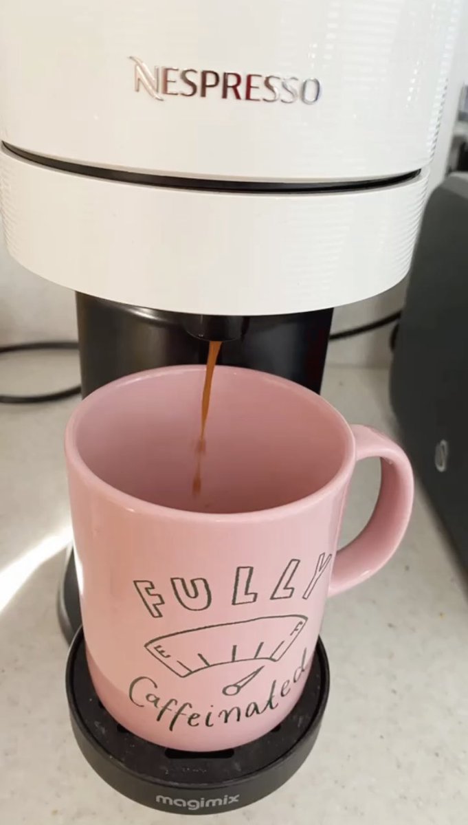 4everbookwander's tweet photo. Happy Wednesday, may your coffee cups be full and your books 5* reads 🩷 https://t.co/Vf5lqrdvYm