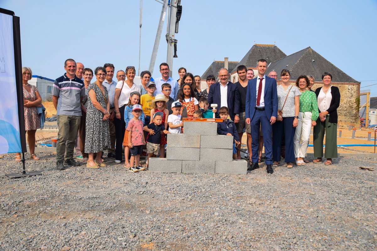 👧📸[RETOUR SUR] Les travaux de l'extension de l'école de Beausse ont bel et bien commencé ! Moment symbolique, ce lundi 10 juillet, avec la pose de la 1ère pierre en compagnie de quelques élèves de l'école.
<a href="/Prefet49/">Préfet de Maine-et-Loire 🇫🇷🇪🇺</a> @caf49_actus <a href="/msa49actu/">MSA de Maine-et-Loire</a> <a href="/Sieml49/">Siéml</a>