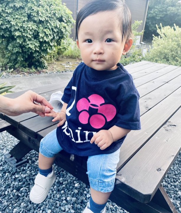 GuestHale's tweet photo. お帰りなさぁ〜い✨
昨年、お母様がリメイクされた
【I 🌺 Oshima Tシャツ】を
とっても可愛いく着こなしていた娘ちゃん💕
今年はすたすた上手に歩ける様になり、しかもお話も上手に出来る様になっていました❤️
相変わらず最高に可愛い笑顔です🌼

お客様との再会が楽しい季節到来です🎶

#伊豆大島 https://t.co/MBNEYWjeoX