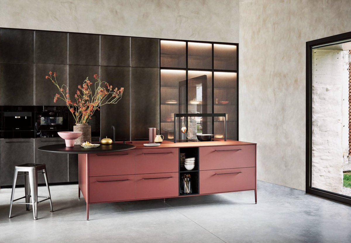 ModianiKitchens's tweet image. Simply gorgeous! The Unit kitchen island in rosso jaipur fenix is an absolute eye-catcher and a statement piece in your home!  #redkitchen #kitchen #kitchenisland #modianikitchens #cesarkitchens