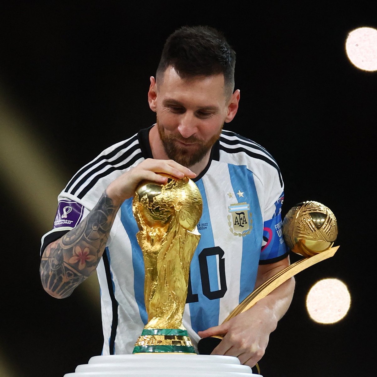 demarkesports's tweet photo. Lionel Messi: "Zor günler geçirirken çok eleştirildim. Bir neslin beni ölümüne savunduğunu gördüm ve bunu yapmak için birçok insanla savaştılar. Bu harika bir şey. Dünya Kupası'nı kazanmış olmak, onlar için de tatmin edici." https://t.co/0xtounk7CR
