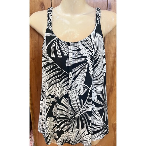 MsGandMe1's tweet photo. So good I had to share! Check out all the items I'm loving on @Poshmarkapp #poshmark #fashion #style #shopmycloset #tommybahama: https://t.co/tfhzMiUJBu https://t.co/FO5iZivDrN