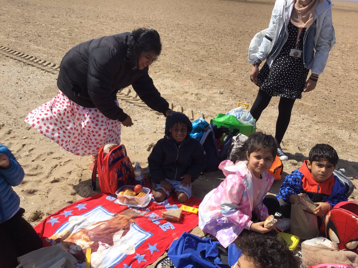 RPAReception's tweet photo. Receptions trip to the beach #outdoorlearning #montessori #brightfutures #eyfs https://t.co/zcr8hYsZRz