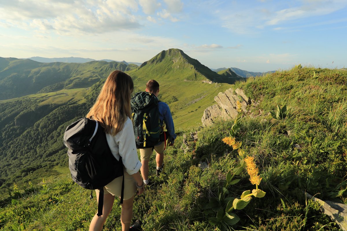 🥾🚶 Envie d'une sortie rando dans le Cantal ? 

👉Consultez le programme des accompagnateurs en montagne dans les Offices de Tourisme ou sur accompagnateursenmontagne-cantal.com 

Une 𝒆𝒙𝒑𝒆́𝒓𝒊𝒆𝒏𝒄𝒆 𝒊𝒏𝒐𝒖𝒃𝒍𝒊𝒂𝒃𝒍𝒆 vous attend, à la découverte des trésors cachés du #Cantal 🤩