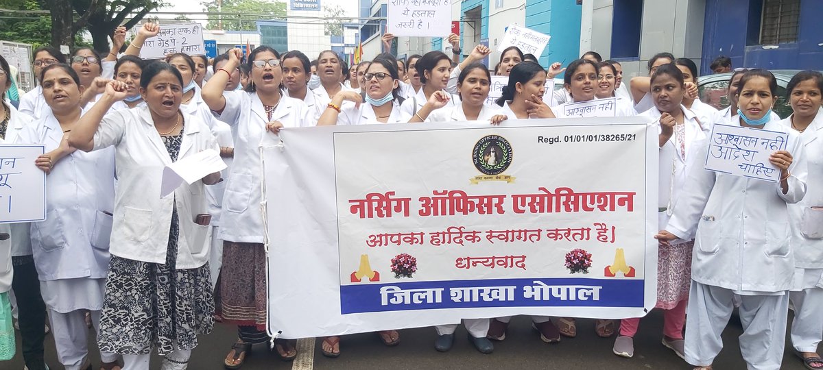 NURSING52267954's tweet photo. आज दिनांक 12/07/2023 को जय प्रकाश हॉस्पिटल, जिला भोपाल, म.प्र., में नर्सिंग ऑफिसर एसोसिएशन के बैनर तले समस्त नर्सिंग ऑफिसर्स ने अपनी 10 सूत्रीय मांगों को लेकर काम बंद हड़ताल की औऱ रैली करके माध्यम प्रदेश शासन के प्रति अपना रोष व्यक्त किया। @ChouhanShivraj @OfficeofSSC @News18MP https://t.co/U4bEMBOsJf