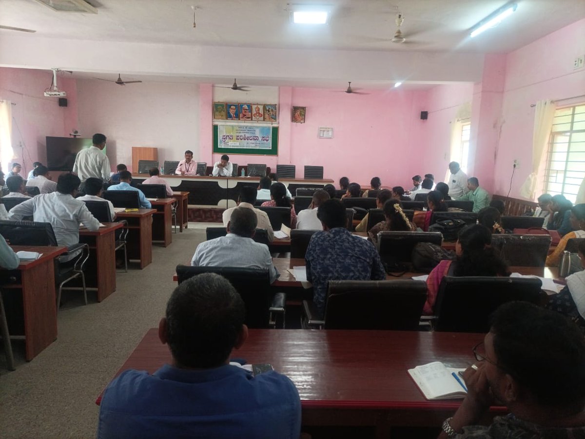 ZP_Chikmagalur's tweet image. ಮಾನ್ಯ ಮುಖ್ಯ ಕಾರ್ಯನಿರ್ವಾಹಕ ಅಧಿಕಾರಿಯವರು ಇಂದು ಕಡೂರು ತಾಲ್ಲೂಕು ಪಂಚಾಯಿತಿಗೆ ಭೇಟಿ ನೀಡಿ, ವಿವಿಧ ಯೋಜನೆಗಳ ಪ್ರಗತಿ ಪರಿಶೀಲನಾ ಸಭೆ ನಡೆಸಿದರು. ಸಭೆಯಲ್ಲಿ ತಾಲ್ಲೂಕು ಪಂಚಾಯಿತಿ ಕಾರ್ಯನಿರ್ವಾಹಕ ಅಧಿಕಾರಿಯವರು, ಎಡಿ, ಎಡಿಪಿಆರ್, ಪಿಡಿಓ ಹಾಗೂ ಅಧಿಕಾರಿ, ಸಿಬ್ಬಂದಿಗಳು ಹಾಜರಿದ್ದರು.

#chikkamagaluru
#meeting 
#progressreview