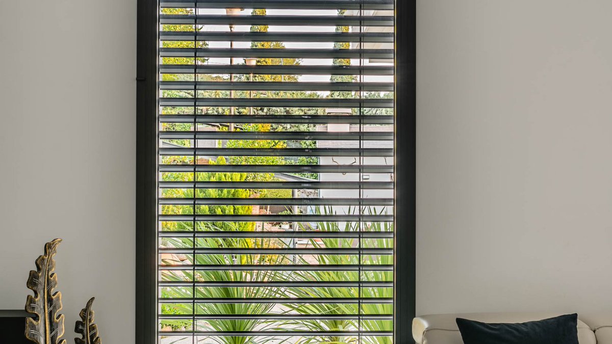 instahogar10's tweet photo. 🌞 Control  solar con venecianas Persyvex en uno de nuestros trabajos favoritos.
💡 Venecianas exteriores que combinan protección solar y un diseño excepcional.
🪟 Puertas y ventanas Finstral de alto rendimiento.
Confía en Instahogar: https://t.co/04UZjLCE5v https://t.co/ABwVPH6bgf