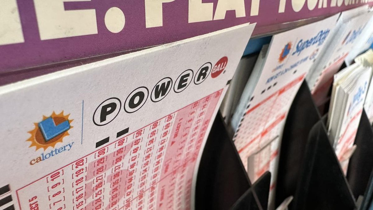 The Powerball jackpot has reached a record-breaking $725 million! With this massive windfall, lottery winners have two options: an estimated $366.2 million lump sum or an annuitized prize that pays out yearly and is worth $725 million. #World

https://t.co/fM7HzTuXHH https://t.co/hPfCmpF74L