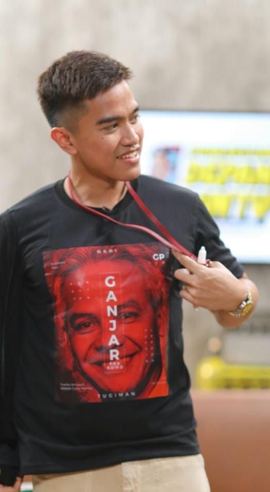 Eh Maaf kepencet 🤭
Nggak usah kasih tau pendukung si Anu, ini rahasia🤫