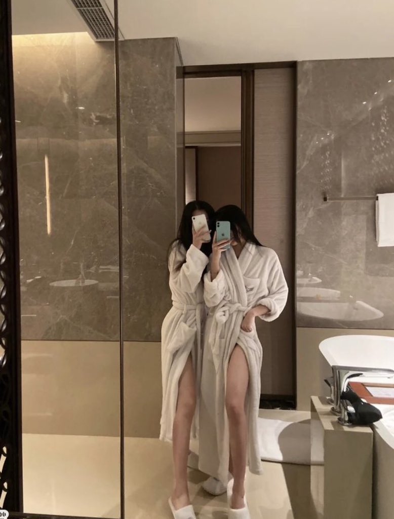 #ﾏﾏ活募集
今回は2人相手出来るお兄さん🛁
2人なのでお小遣いも結構出せます✨

〈応募条件〉
・20歳以上の男性
・RT いいね　フォロー
左の子はお酒大好きな子
右の子はゴルフが趣味です

誰か相手してください👼
#ﾏﾏ活
#裏アカ女子
#東京ダービー
#立ちんぼ