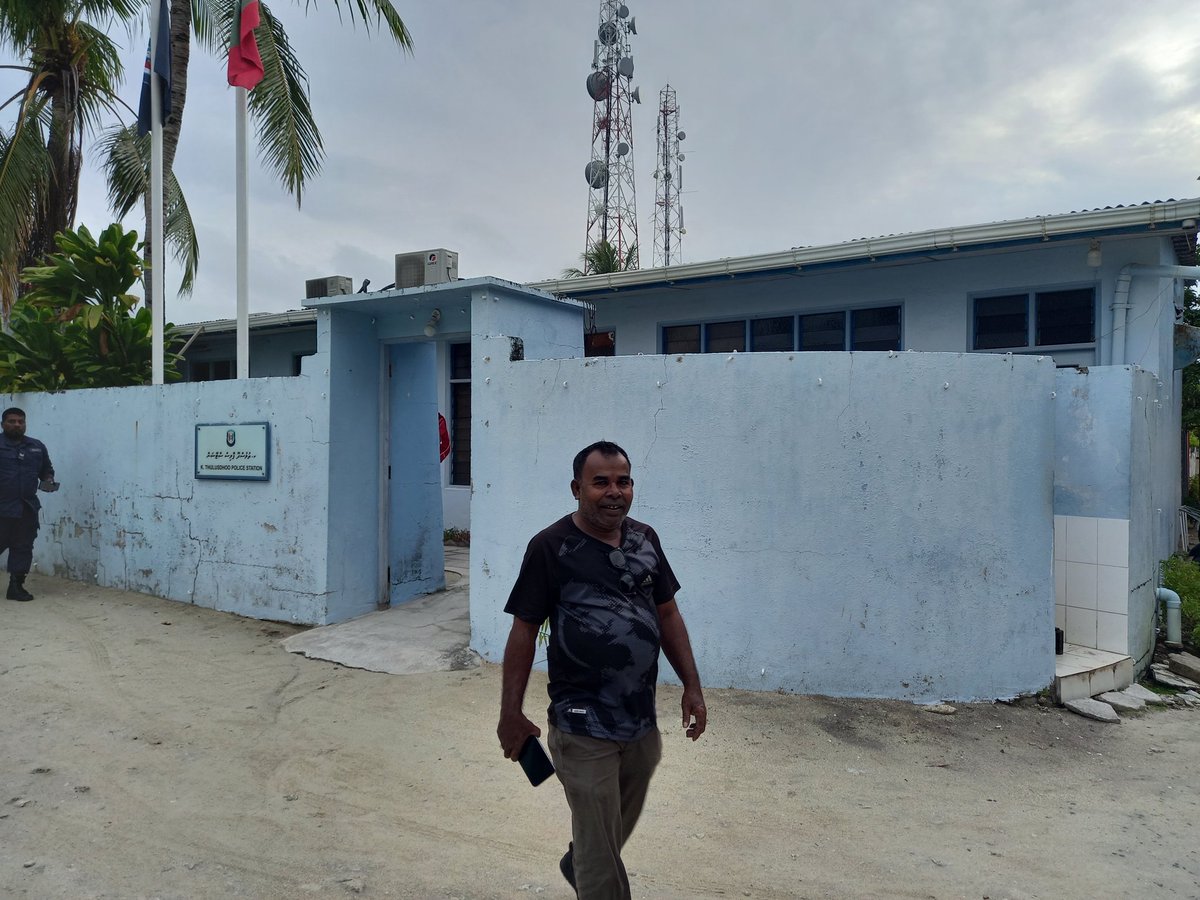 BondeM4's tweet photo. އޭސީސީގެ ސަމާލުކަމަށް !
ފަންޑިންގ ބާވަތް: އަނބުރާ ދައްކަން ނެގި ލޯނުދަރަނި. އިންޑިއާ އެގްޒިމް ބޭންކް
ރާއްޖޭގެ އެކި އަތޮޅުގެ 61 ރަށްރަށުގައި ޕޮލިސް ސްޓޭޝަން ގާއިމުކުރުމުގެ ނަމުގައި މި ސަރުކާރުން ފާސްކުރި 110,594,669.00 މިލިއަން ރުފިޔާ ގެ ބަޖެޓު ކޯޑް ބަދަލުކޮށްގެން ކޮރަޕްޝަންގެ ގޮތުގައި މި ފަންޑު ބޭނުންކޮށްފައިވާ ކަމަށް ބެލޭ މައްސަލަ.
މިގޮތުން މާލެ ކައިރީގައި އޮންނަ ތުލުސްދޫ ފުލުހުންގެ މަރުކަޒު މިހާރުވެސް ހިންގަމުންދަނީ އެ ރަށު އަންހެނުންގެ ކޮމިޓީން ހިންގި މިހާރު ފުރާޅު ޓިނުތައް ފޫގޮސްފައިވާ ކުރީގެ ޕްރީސްކޫލް ވީރާނާ ބާއިމާރާތެއްގައިކަން ފާހަގަކުރެވެއެވެ.
މިހާތަނަށް ތުލުސްދޫ ފުލުހުންގެ މަރުކަޒު ފުރާޅުން ފޫގޮސްފައިވާޓިނުތަކުން އެންމެ ޓިނުގަނޑެއްހާ މިންވަރު ހޯދަން ވެސް މި ސަރުކާރުން ހަރަދު ކޮށްފައި ނުވާއިރު މި ފަންޑު ބޭނުންކުރަމުންދާ ގޮތުގެ ތަހުގީގެއް ލަސްނުކޮށް ހިންގުމަށް މި މައްސަލަ އޭސީސީގެ ސަމާލުކަމަށް ގެންނަމެވެ .
@ACC_Maldives @AuditMV